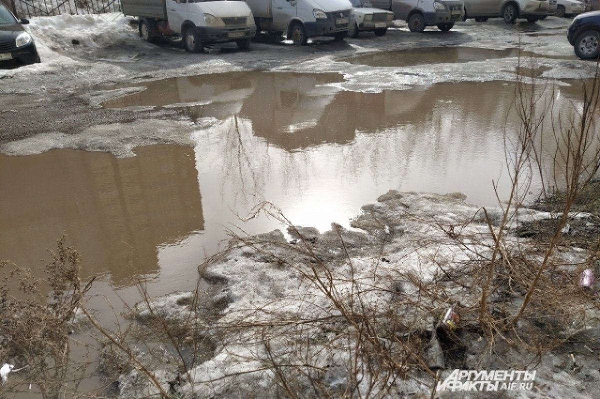 В Перми женщину с маленьким ребёнком в коляске окатили грязью из лужи |  АиФ–Пермь | Дзен