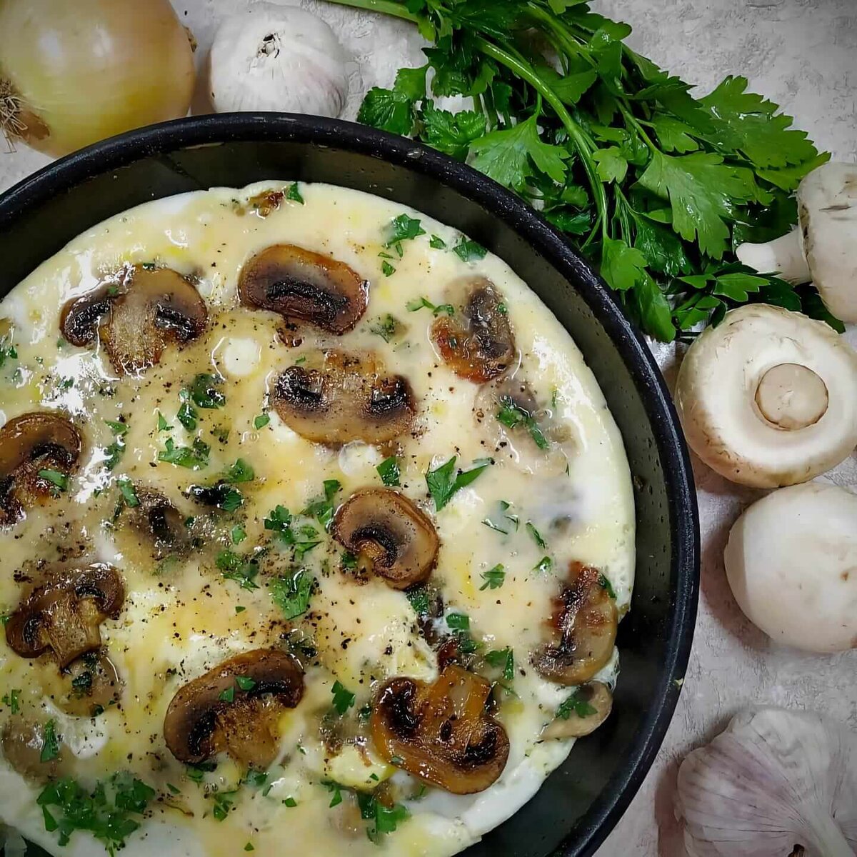 Жаренные грибы с яйцами. Словенский завтрак