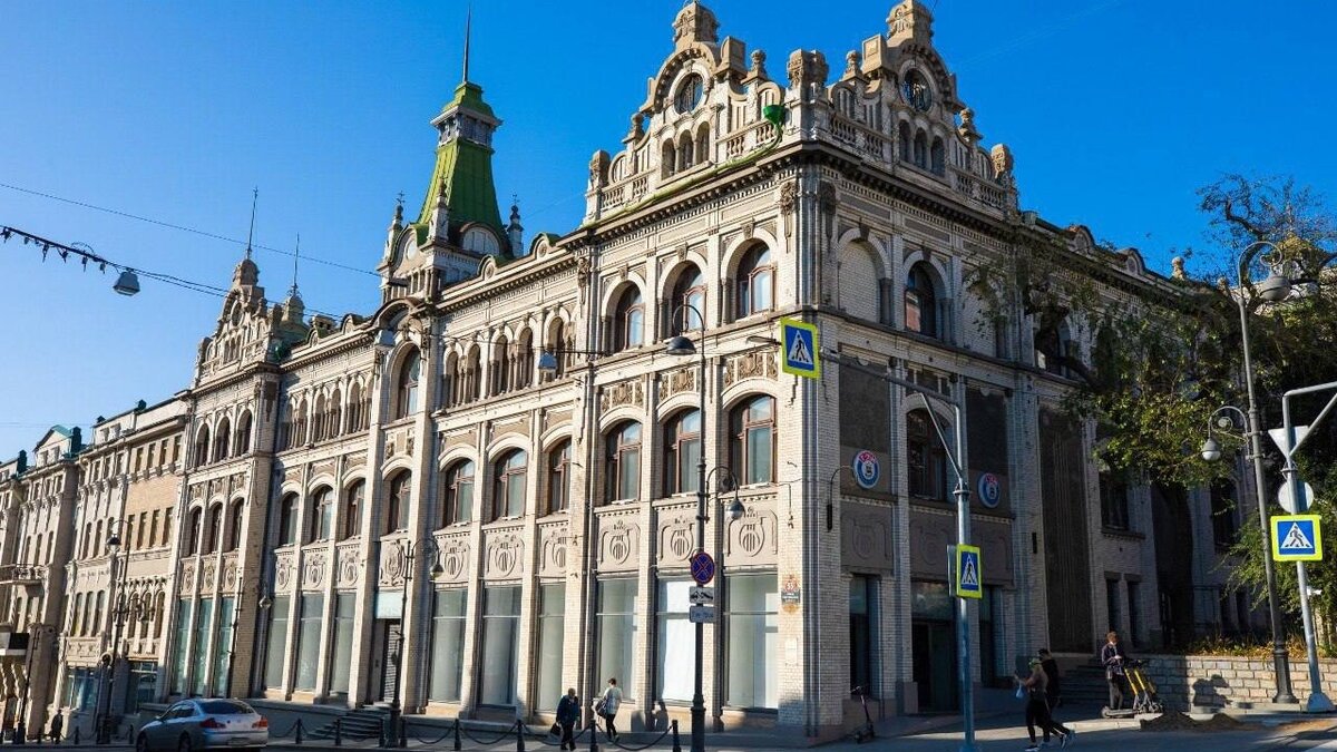     Раньше — шик, лепнина, ковры, сервизы и другие дефицитные товары. Сейчас — закрытая ZARA, аптека и несколько магазинчиков с косметикой и картинами. Что же было несколько десятилетий назад в Государственном универсальном магазине? Вспоминаем вместе со старожилами Владивостока.