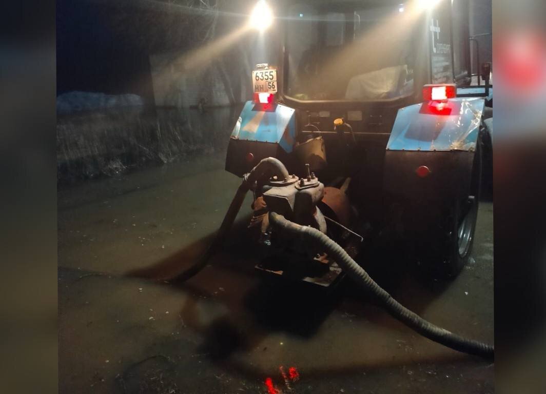    В Оренбурге в микрорайоне Авиагородок ночью из-за подтопления газоходов было остановлено оборудование котельной