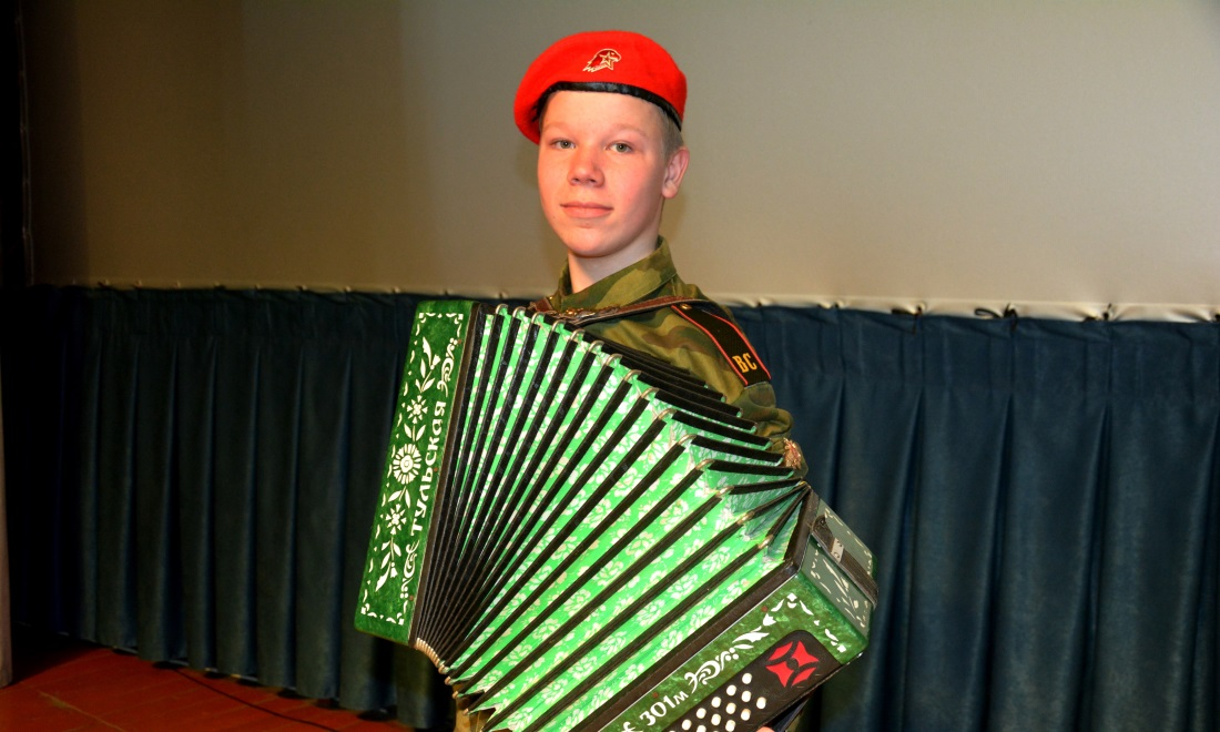 Песня про гармошку. Песня про гармошку. Человек с аккордеоном. С днем гармониста поздравление. Женщина с гармошкой.