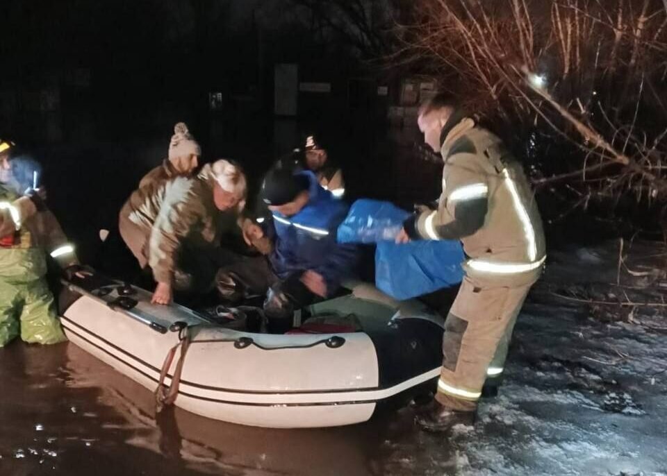    Паводок в Оренбуржье: Эвакуация людей из зоны подтопления и усиление группировки МЧС Белов Михаил Александрович