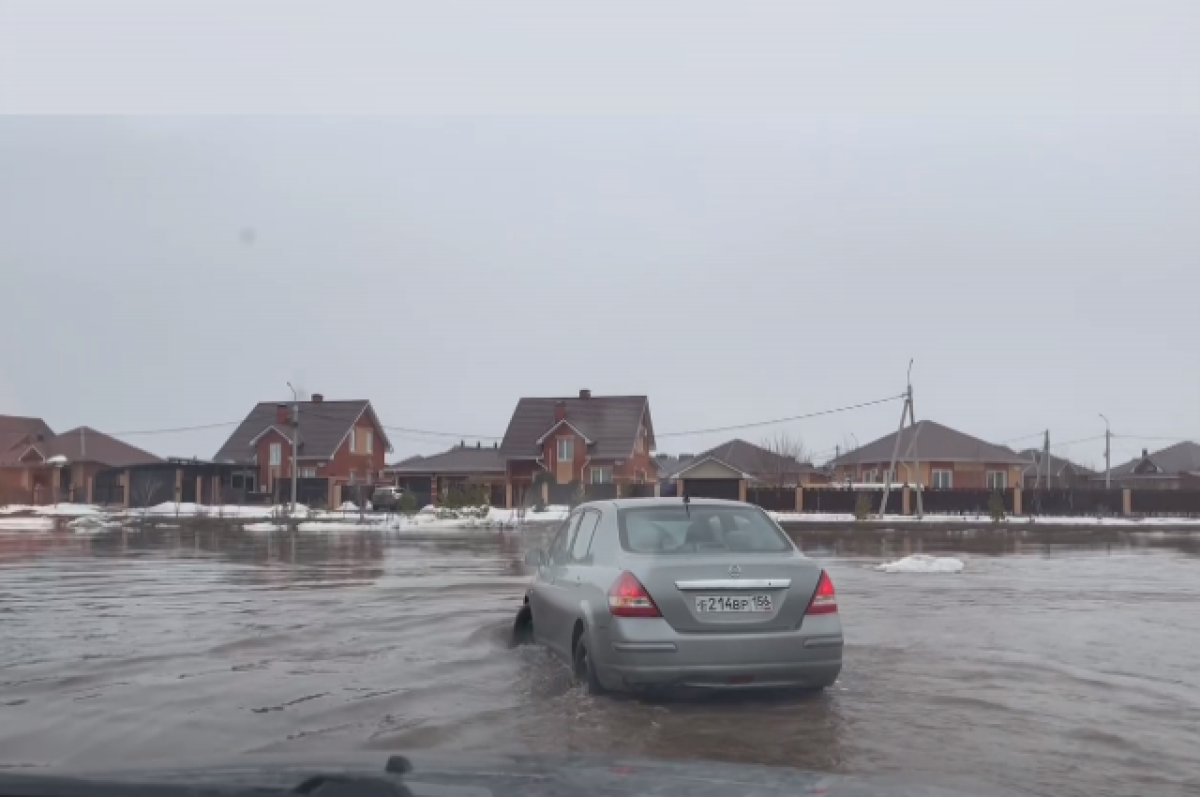    Под Оренбургом талые воды затопили посёлок Экодолье