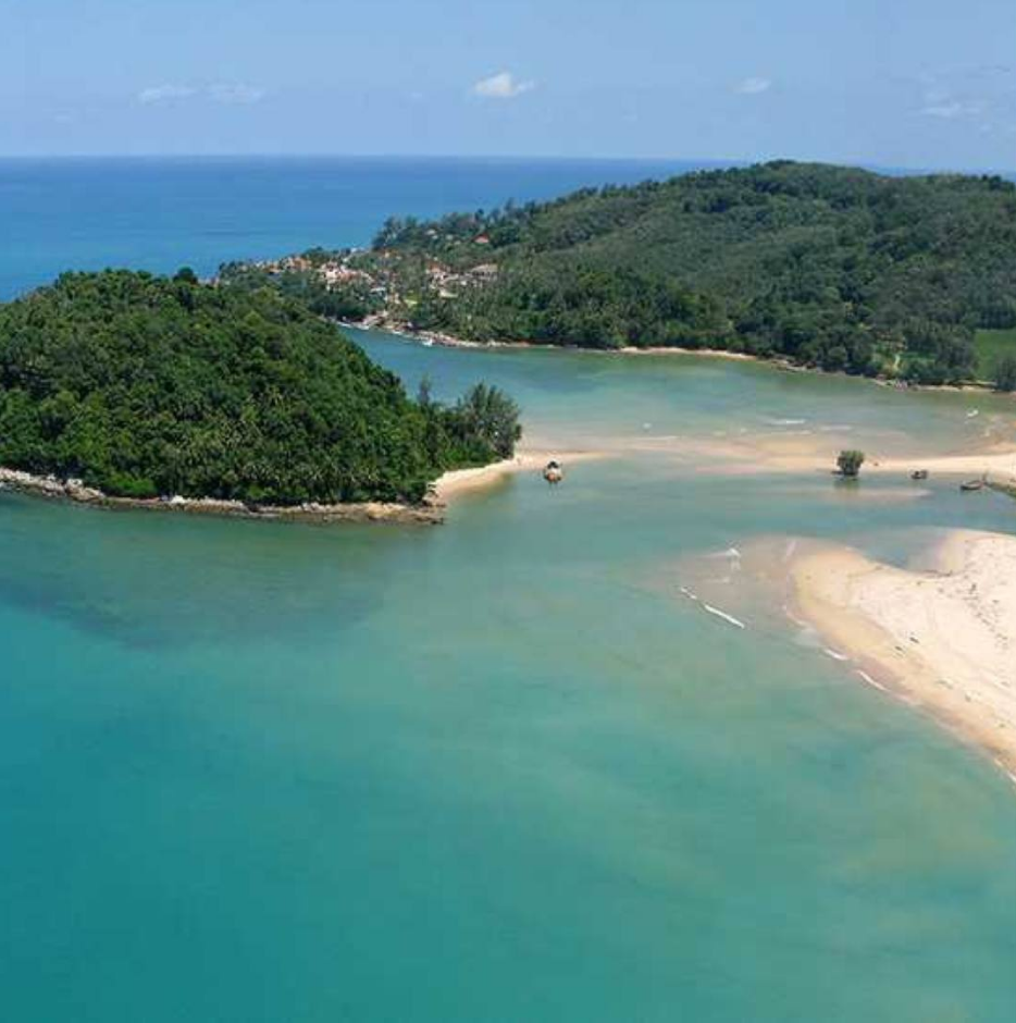Пляж Лаем Синг — это одно из самых красивых мест на острове Пхукет. Расположенный на западном побережье между пляжами Камала и Сурин, он приковывает внимание своей уединенностью и живописными видами.-2