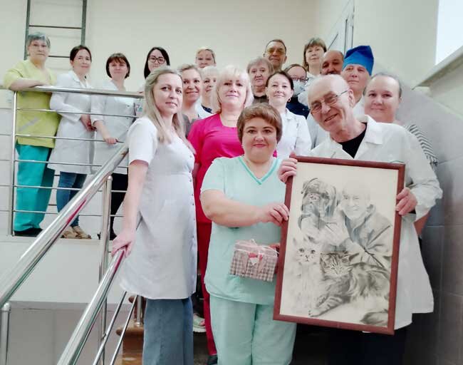 Коллеги подарили юбиляру портрет с домашними питомцами