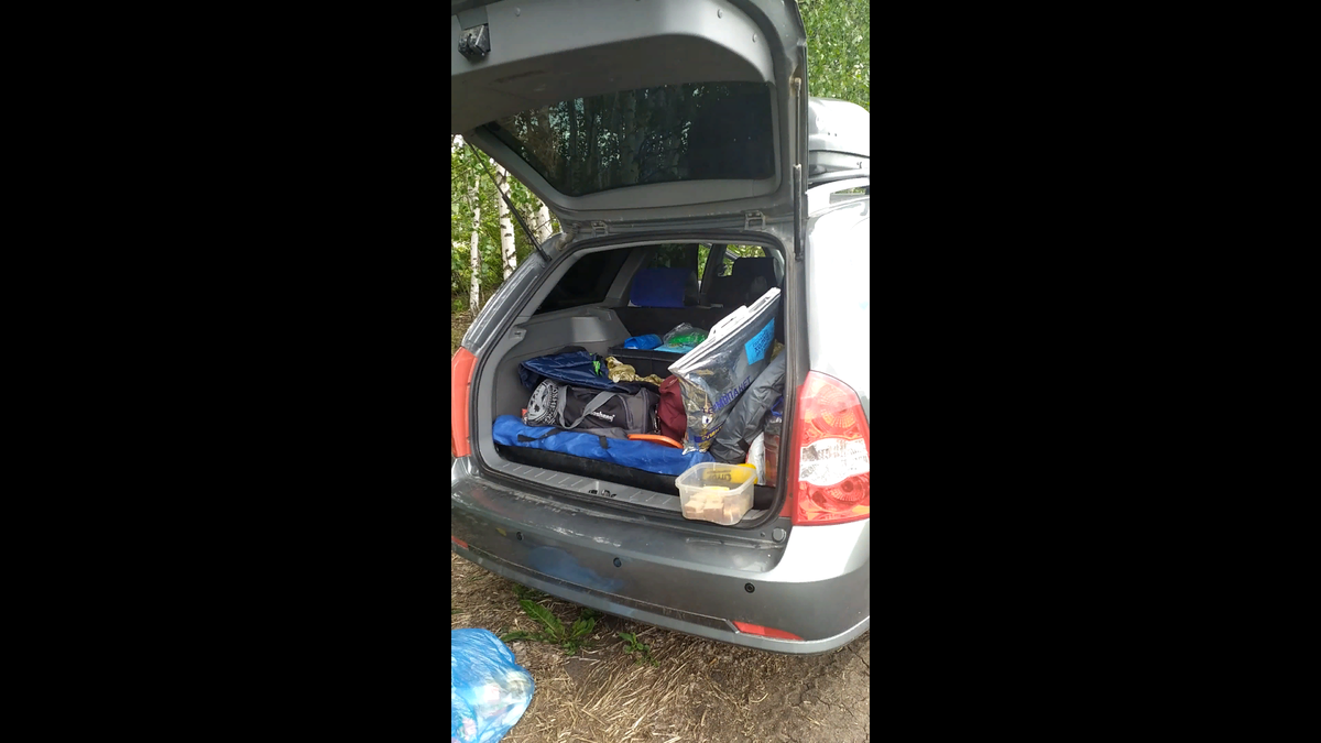 На багажнике крыши бокс в багажнике машины раскладной стол и стулья 