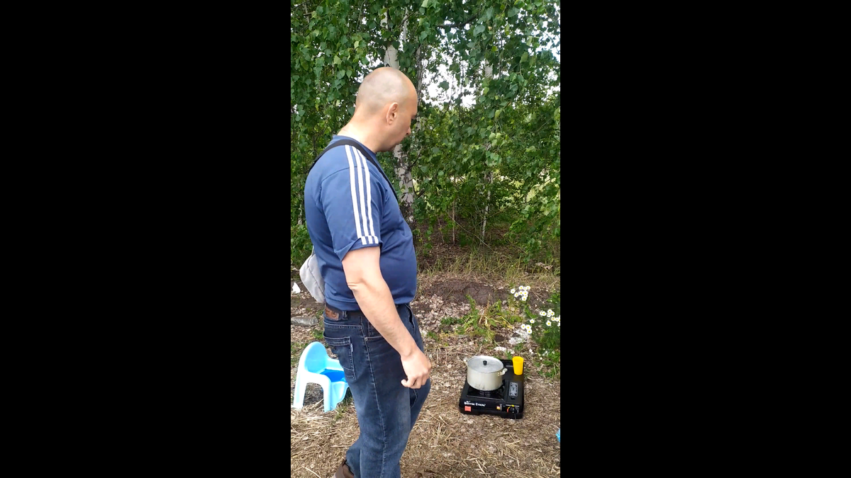 газовая плитка, кастрюля пластиковая пасуда