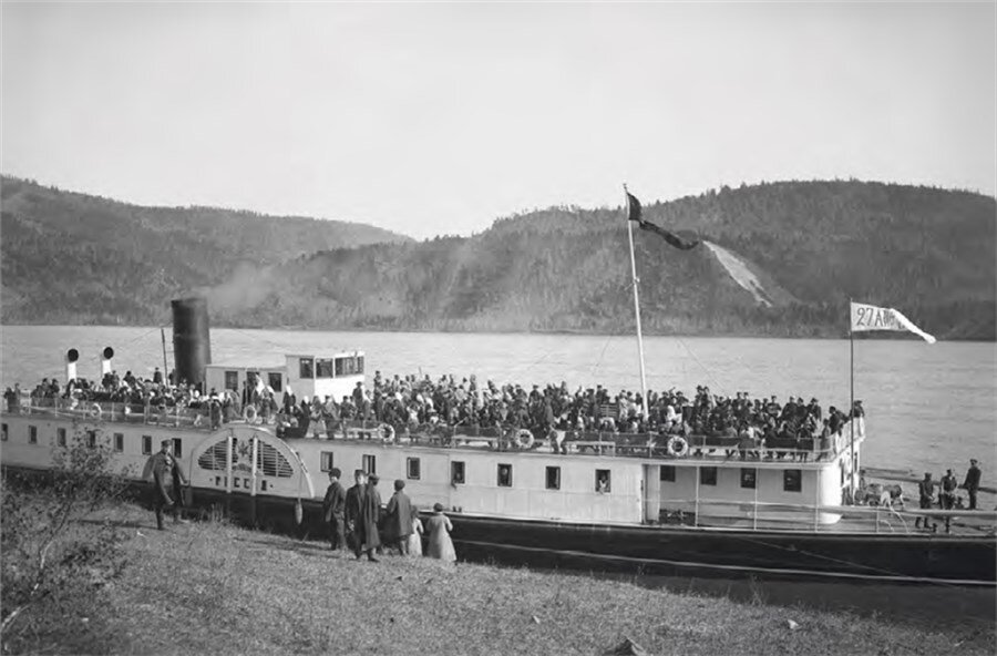 Гуляние учеников начальных училищ Красноярска на пароходе «Россия». 21 мая 1906 г