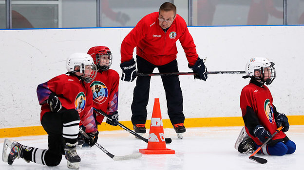    Иван Авдеев тренирует юных хоккеистов.Александр Федоров