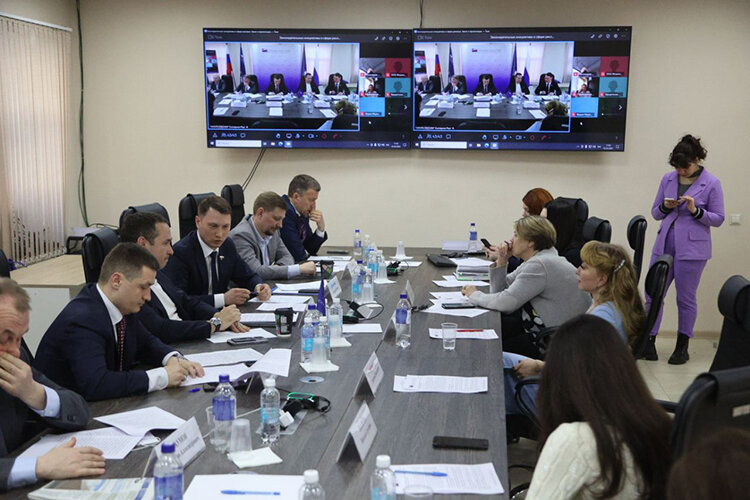    Не утихают обсуждения резонансного законопроекта о продлении в 2024 году договоров на установку и эксплуатацию рекламных конструкций. Депутаты Госдумы по главе с представляющим Татарстан Максимом Топилиным предлагают пролонгацию на 10 лет, причем без торгов и учета задолженности по контрактам