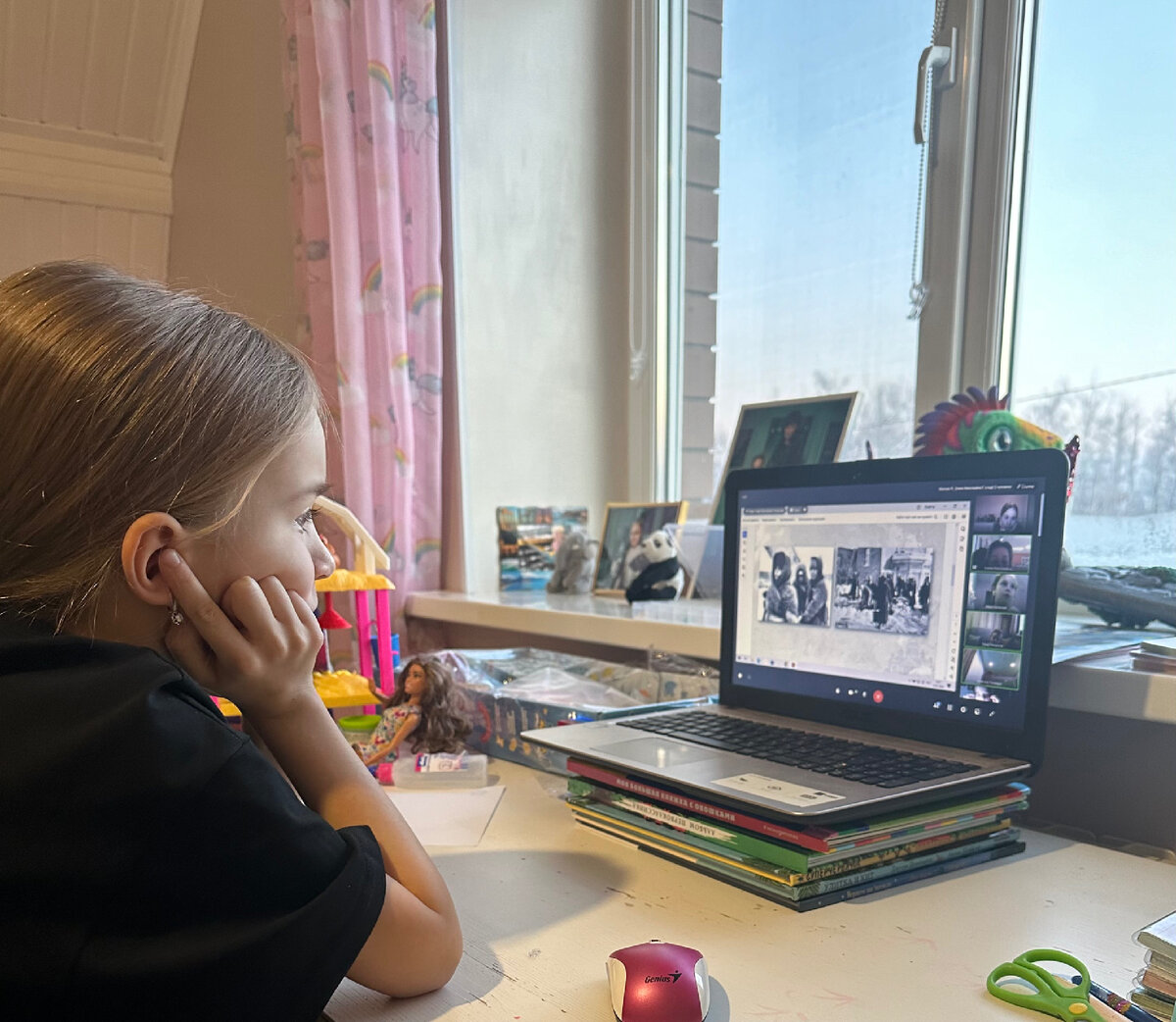 Дочка во время урока на дистанционном обучении. Также были периоды, когда даже дистанта не было. Было самообучение.