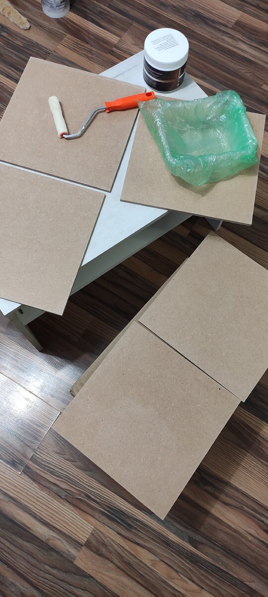 
Ещё 1 спойлер будущего видео 🎥вам в ленту. Крашу на чем приходиться😃. Суть истории в том, что где бы я ни🌆 жила🏡, в каких условиях бы не находилась🏕, мне всегда хочется что-то творить🤗, рукожопить🤪, создавать🤓, снимать📹. (не всегда мои проекты имеют смысл😁. Иногда это просто импульс💡, но то что хоть не много полезно я стараюсь вам показывать📲.)Сейчас мы живём на съемной квартире🏙, кто следит за каналом, знает, эта квартирка очень маленькая🤏. Для одного🙋‍♀️ пожалуй самое то, но нас тут трое👫🐱: я, мой дорогой кот😻 и молодой человек. Мы и не думали что задержимся тут на долго, но реале таковы что мы уже 2 ⏱️года здесь и в целом нас всё устраивает⚖️, расположение рядом с работой🗺, цена💵, единственный и самый важный для нас всех это конечно же недостаток рабочей и игровой зоны🧱, кот занял целую половину комнаты🙄, со своим домиком🏘, мягкими ковриками и лежанками которые так ему полюбились🧡. А мы с молодым человеком творческие 🛠натуры и приходиться довольствоваться тем что осталось, в основном это подоконники 🪟и 2 стола которые есть у нас в арсенале. Зачастую этого не хватает, по этому в этом году 🗓я берусь основательно за рабочие зоны 🥳для нас обоих. Попробую в эту маленькую комнату вместить 2 рабочие зоны😱, с учётом того что одна зона отдыха и сна🛌 у нас уже готова✅. Надеюсь успеть до переезда🚚. А как у вас с рабочей зоной и личным пространством🤔? Пишите📝 в комменты, делитесь своей болью 😭или же наоборот порадуемся🤩 за тех у кого есть это волшебное 🪄местечко в котором можно уединиться и творить💡.
