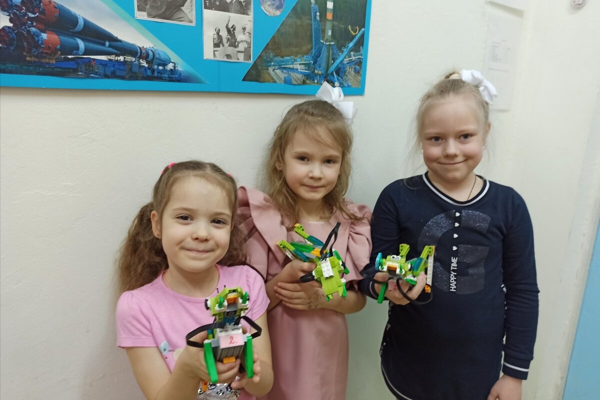 Дочь с подругами, которые идут в первый класс.