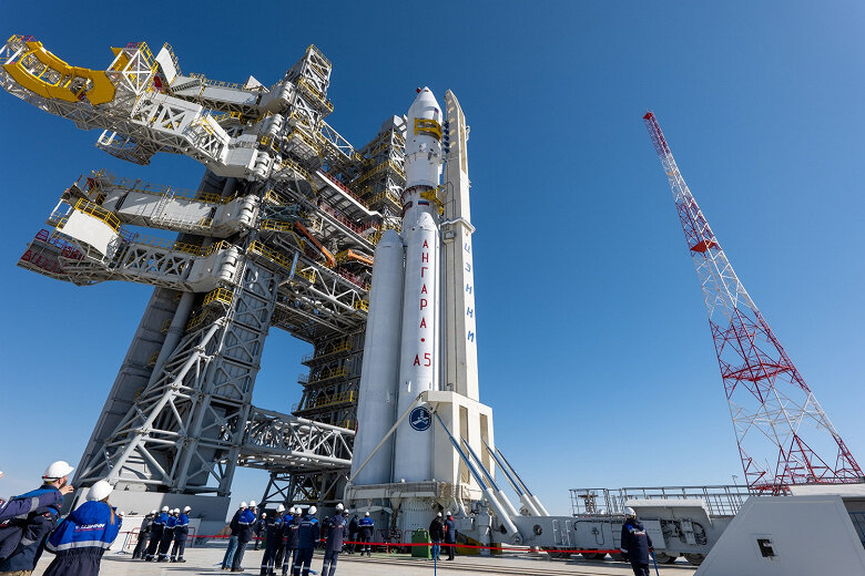 РН "Ангара А5" (высота ракеты 53 метра) готовится к старту. Фото с "Яндекс.Картинки".