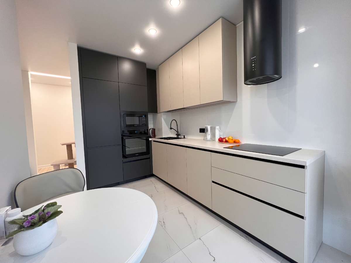 Кухня в нейтральных тонах, в стиле минимализма