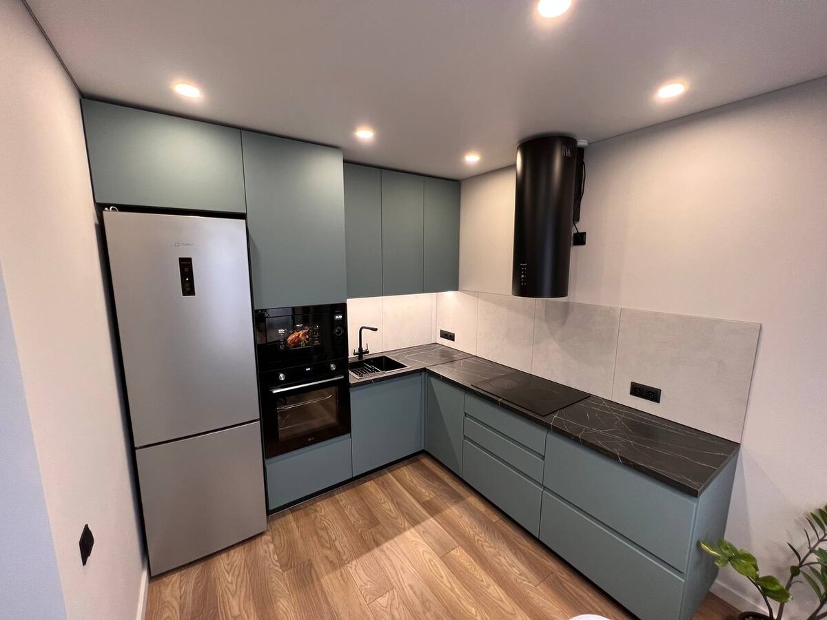 Кухня приятном глубоком оттенке