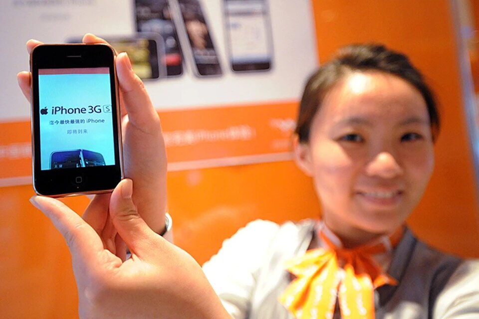 iPhone 3G стал первым телефоном, позволяющим скачивать и устанавливать приложения через интернет-магазин 
Фото: GLOBAL LOOK PRESS