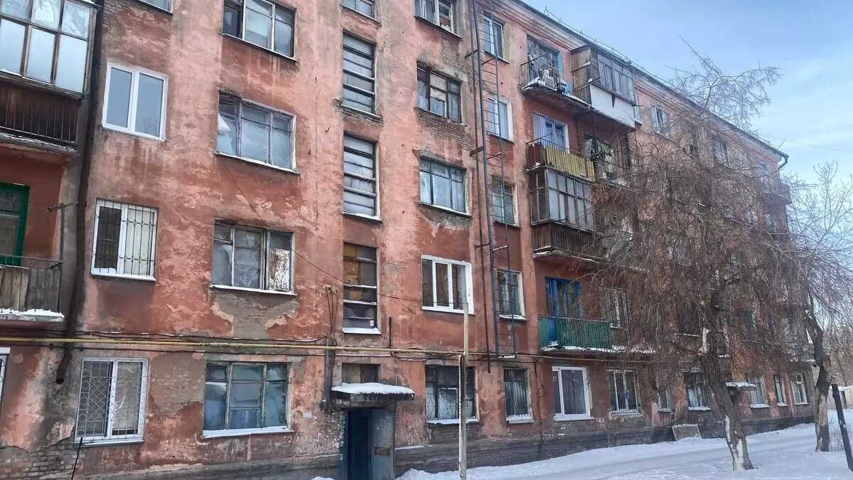     Омская прокуратура через суд потребовала расселить дом, но решение суда до сих пор не исполнено.