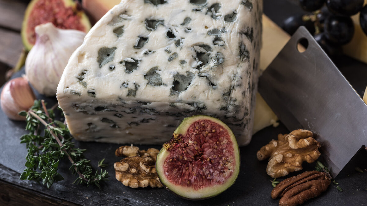 Голубой сыр придает блюдам восхитительный изысканный вкус.