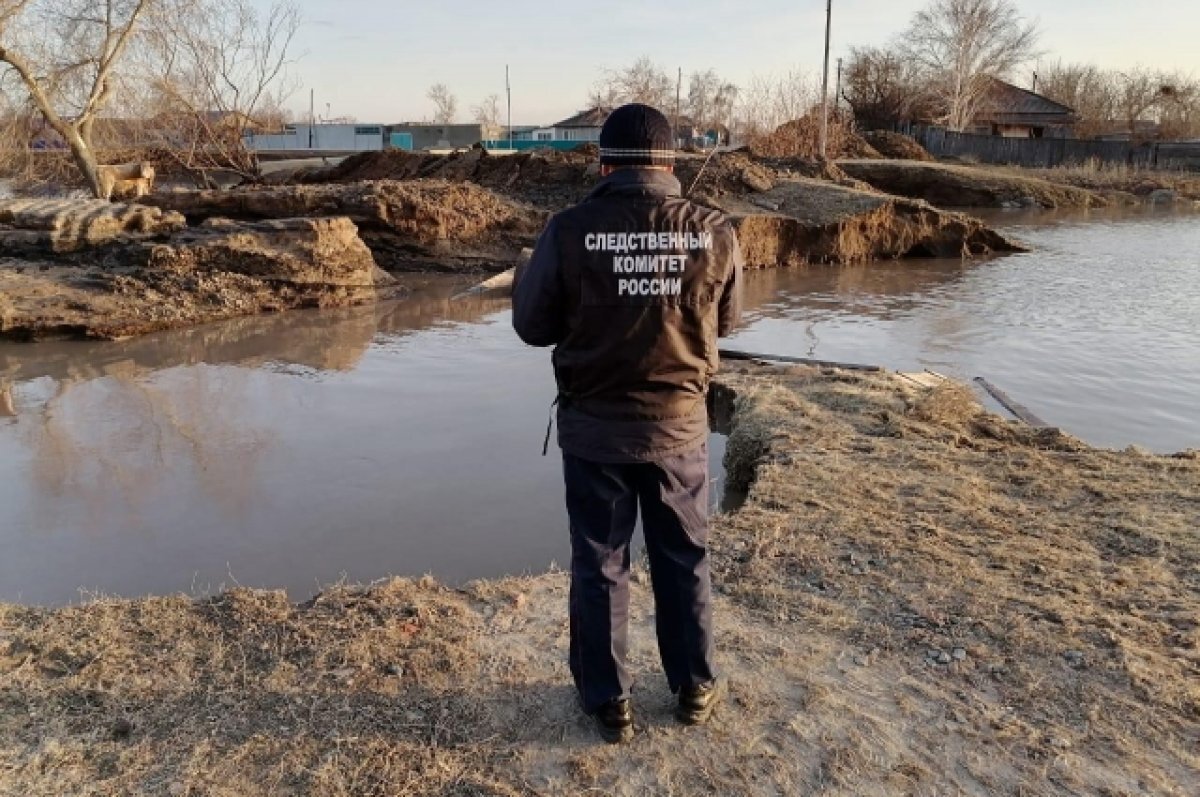    Траншея находится у озера, и паводковые воды стекают в водоем