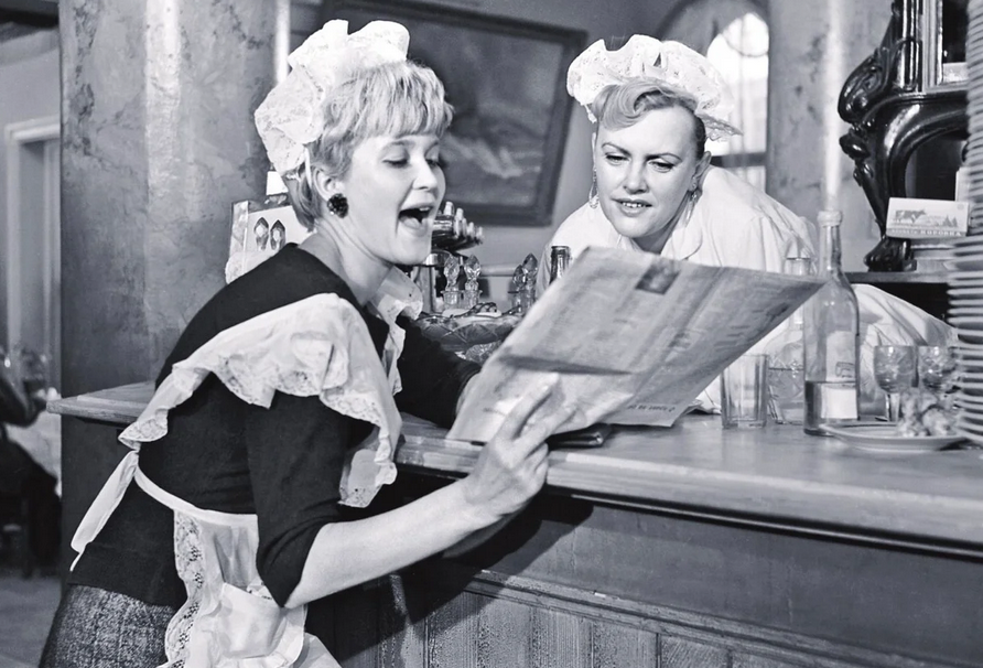 Источник: https://www.mosfilm.ru/ | Советский фильм 1964 года «Дайте жалобную книгу» режиссёра Эльдара Рязанова – отличный пример того, как проявляется синдром вахтёра в деле. Некоторые сотрудники ресторана Одуванчик отличаются особой степенью хамства и самодурства…