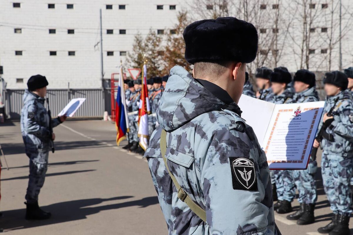 Молодые сотрудники московского ОМОН «Авангард» приняли присягу | ГУ  Росгвардии по г. Москве | Дзен