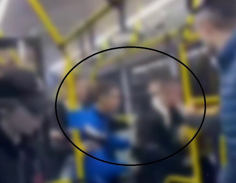 Толпа в автобусе избила мужчину