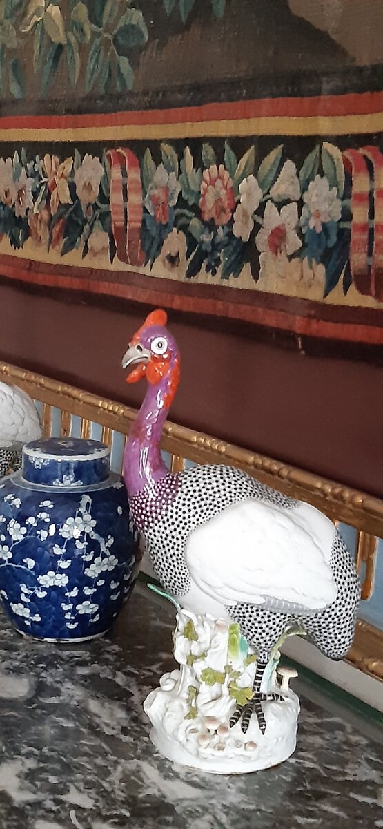 Шпалерная гостиная. Цесарка. Германия. Франкенталь. Последняя четверть XVIII века Ваза с крышкой с веткой цветущей сливы. Китай. Период Канси (1662–1722). 