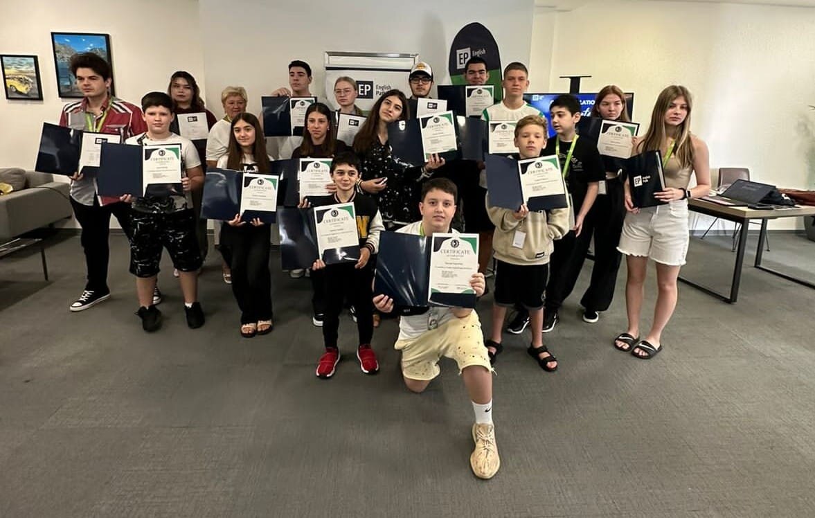 Большая группа учеников Royal English с сертификатами после окончания курса в Дубае