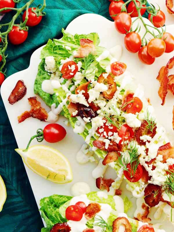 Салат с голубым сыром, томатами черри, салатом Ромэн 