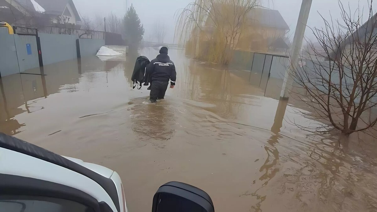 Оренбургская область потоп. Оренбург наводнение. Паводок в селе. Паводок орск урал56. Обстановка с паводком оренбург.