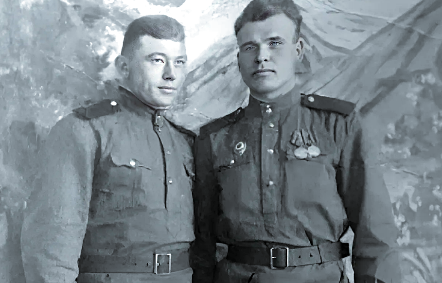 Герой повествования (справа) с сослуживцем, 1943 г.