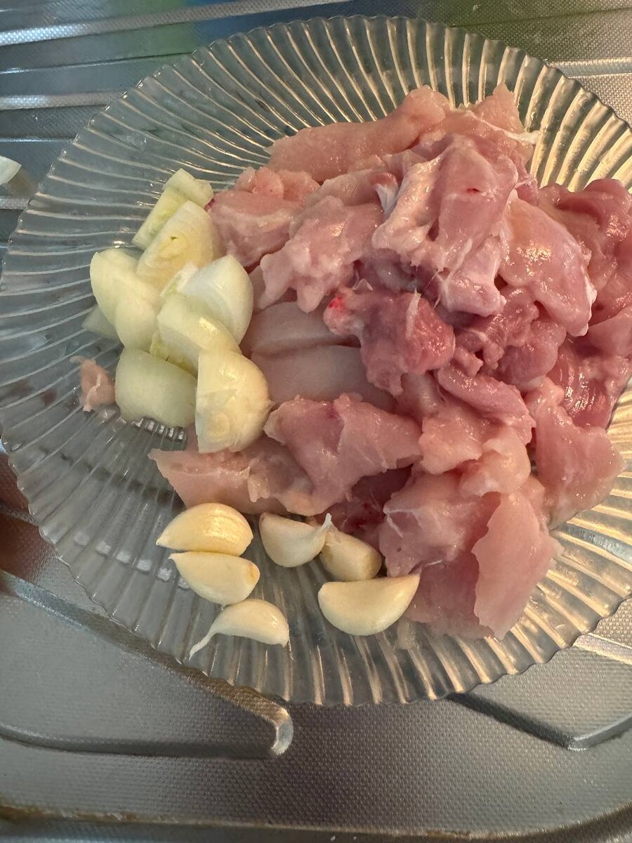 Куриное филе нарезанное на кусочки, лук, чеснок