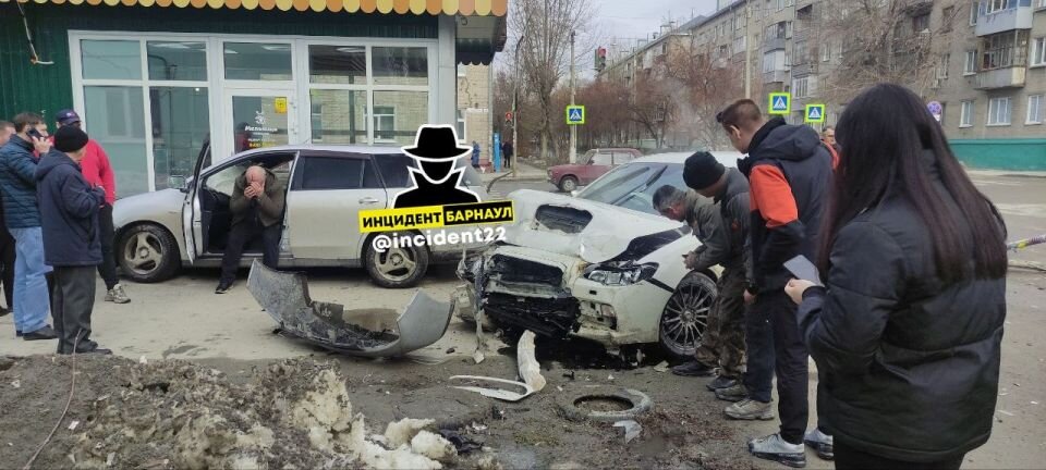    ДТП на пересечении улиц Титова и 40 лет Октября. Источник: "Инцидент Барнаул"