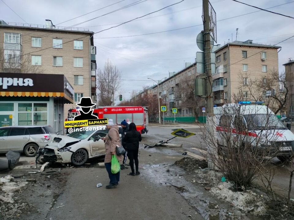    ДТП на пересечении улиц Титова и 40 лет Октября. Источник: "Инцидент Барнаул"