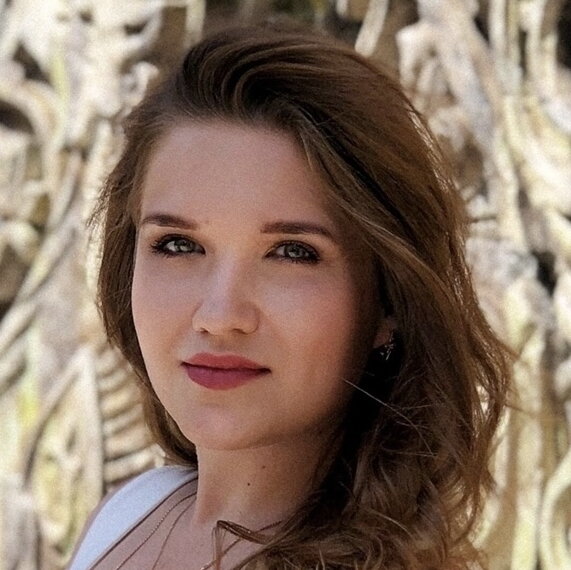 Елизавета Степанова, учитель русского языка и литературы МБУ «Гимназия № 48 имени Героя России О. Н. Долгова», выпускница Тольяттинского государственного университета (ТГУ). Работает учителем 5 лет.