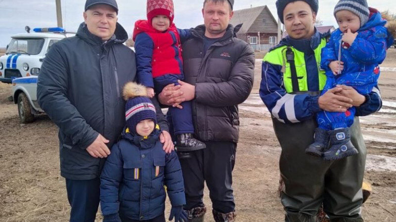     Полицейские помогли эвакуироваться многодетной семье МВД по Алтайскому краю