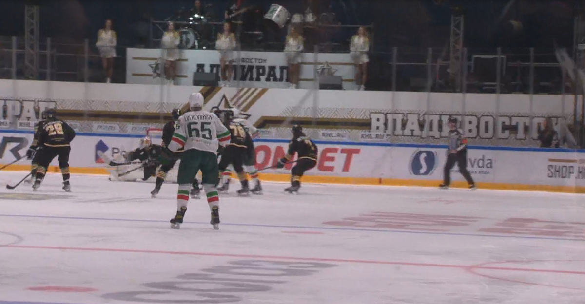 Приморская команда "Адмирал" на хоккейном льду