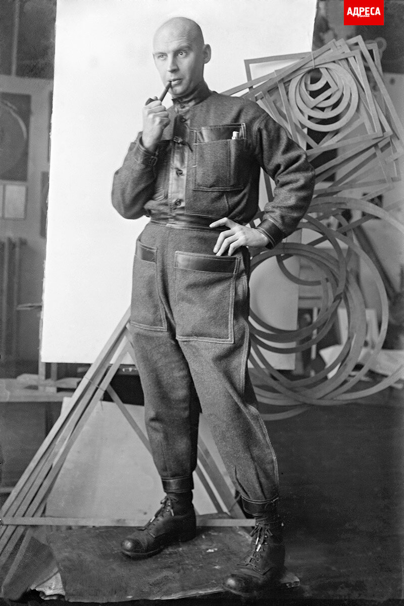 Александр Родченко в производственном костюме на фоне деталей пространственных конструкций. Фотография Михаила Кауфмана. 1922–1923 год