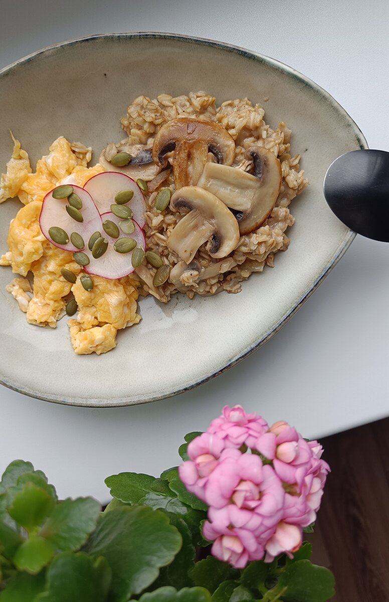 Мой сытный завтрак: грибную овсянку со скрэмблом я дополнила салатом из руколы, радичио и редиса, заправленным горчичным маслом. Любители жареного лука, думаю, оценят такой вариант :)