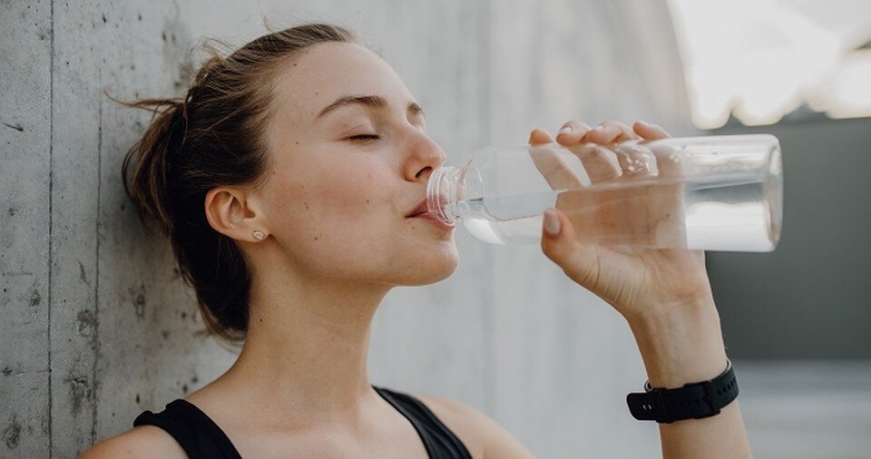 пить воду чтобы похудеть. что если не пить воду. если пить только воду и не есть. пить только воду и ничего не есть. что будет если не есть сутки только пить.