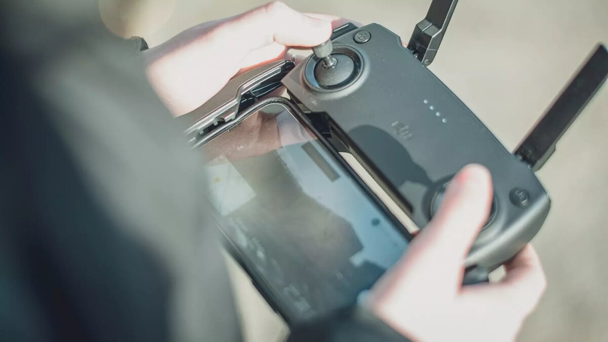     Утром, 2 апреля, беспилотники атаковали предприятия Нижнекамска и Елабуги. Inkazan узнал у генерал-майора ФСБ Александра Михайлова, откуда могли запустить летательные аппараты и почему их не успели сбить.