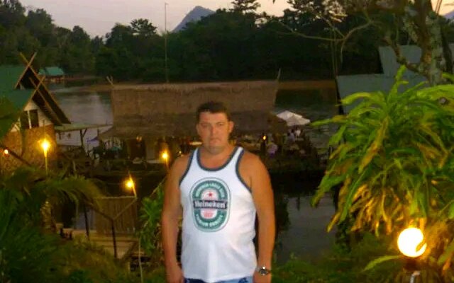 Сзади меня наш отель