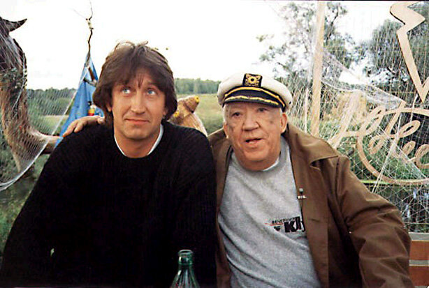 Олег Митяев и Юрий Никулин. На съёмках передачи "Белый попугай". Фото из открытых источников.