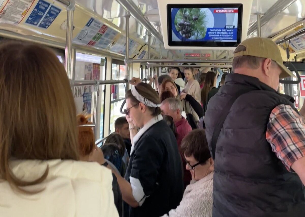 Даже в воскресенье переполнен общественный транспорт в центральной части города.  Фото: Фото: ФедералПресс / Мария Гридина