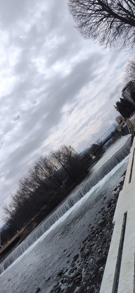 Здесь Терек кажется более полноводным, чем есть на самом деле