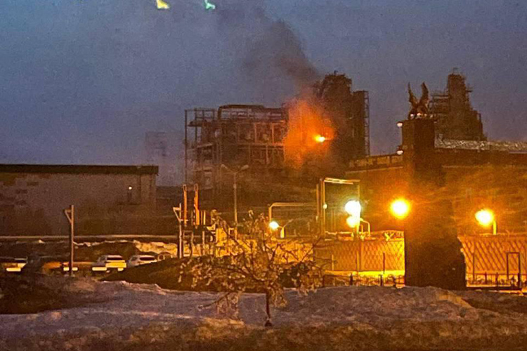 Беспилотник попал в одну из установок нефтеперерабатывающего завода в Нижнекамске Фото: соцсети