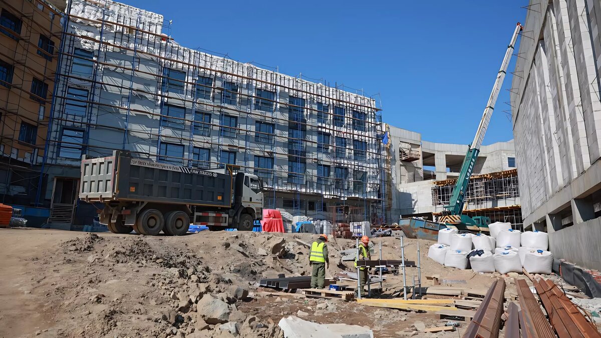     Школа на Патрокле и новый квартал с соцжильем под особым контролем городской администрации и краевого правительства. Стройки во Владивостоке посетили мэр и губернатор.