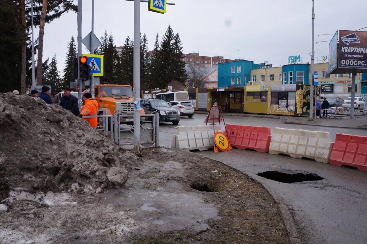 Канализация провалилась в Бердске — на главной улице образовались две дыры  | НДН.ИНФО | Дзен