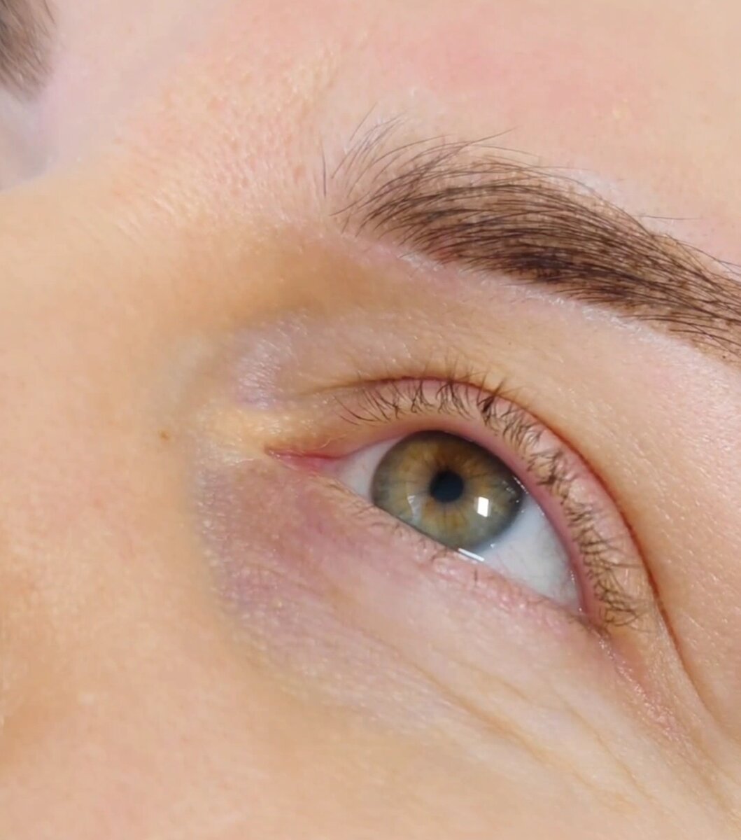 На первый взгляд кажется, что ресничек мало и они не заметны 